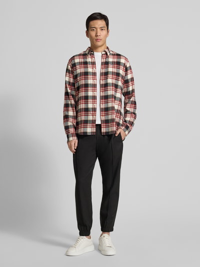 Männermodel trägt Loose Fit Stoffhose aus Lyocell-Leinen-Mix von Antony Morato, schwarz, elastischer Bund mit Tunnelzug, Eingrifftaschen, Ganzkörperansicht von vorne.