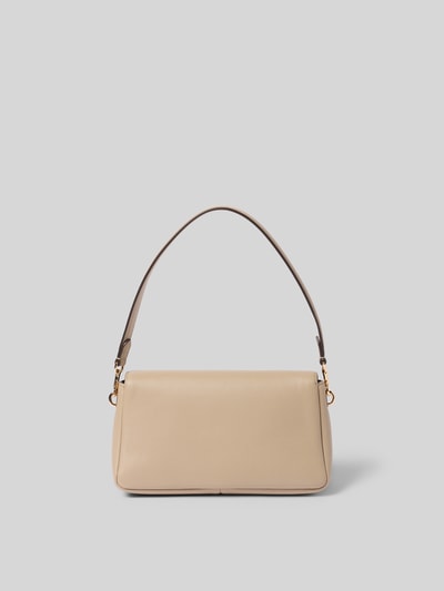 Produktfoto, Shoulder Bag mit Logo-Detail von Tory Burch in Beige, weiche Textur, rechteckige Form, abnehmbare Schulterriemen, Magnetverschluss, Hauptfach mit Überschlag, Innenfach mit Reißverschluss, Maße ca. 24 cm Breite, 12 cm Länge, 8 cm Tiefe.