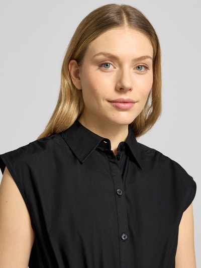 Frauenmodel trägt Hemdblusenkleid mit Gürtel und Knopfleiste von MICHAEL Michael Kors aus schwarzer Baumwolle, taillierter Schnitt, Nahaufnahme Oberkörper.