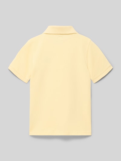 Produktfoto, hellgelbes Poloshirt mit Logo und Knopfleiste von GAP aus reiner Baumwolle, Regular Fit, glatte Textur, Rückenansicht