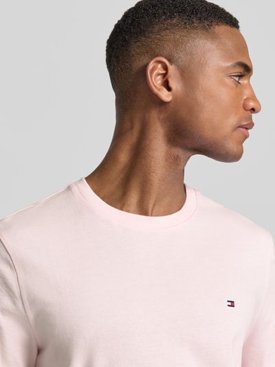 Mężczyznamodel nosi Regular Fit T-Shirt aus reiner Baumwolle von Tommy Hilfiger, efekt: jednolity kolor, wyhaftowane logo, okrągły dekolt, krótki rękaw, wykończenie: dżersej, materiał: bawełna, zbliżenie na górną część ciała
