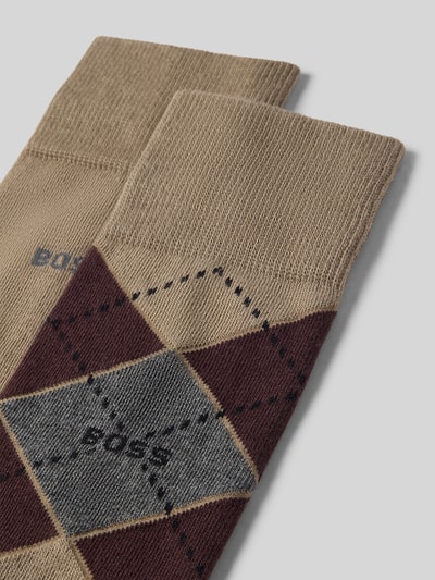 Produktfoto, beżowe i bordowe romby, miękka faktura, zestaw 2 szt. skarpety z mieszanki bawełny model 'ARGYLE' od BOSS, męskie skarpety BOSS