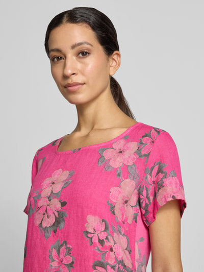 Vrouwenmodel draagt Leinenkleid in Minilänge Model 'Miraa' van ZABAIONE, roze met bloemenprint, mix van katoen en linnen, ronde hals, mini-jurk met korte mouwen, licht getailleerde pasvorm, Nahaufnahme bovenlichaam.