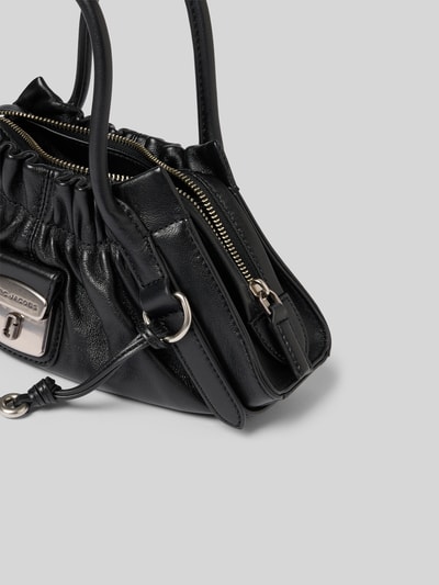 Produktfoto, Shoulder Bag aus echtem Lammleder von Marc Jacobs in Schwarz mit Hauptfach, Reißverschluss, schmalen Schulterriemen, Logo-Detail, Raffungen, Maße 30 cm Breite, 14 cm Länge, 11 cm Tiefe, strukturierte Oberfläche.