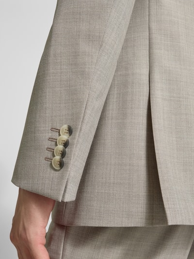Männermodel trägt Regular Fit 2-Knopf-Sakko mit Pattentaschen von HECHTER PARIS im Material-Mix mit Schurwolle-Anteil, Detailaufnahme.