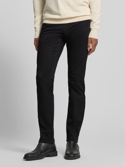Männermodel trägt schwarze Hose mit Eingrifftaschen Modell 'Chuck' von BRAX, Baumwoll-Lyocell-Mix, Slim-Fit, Nahaufnahme Unterkörper.