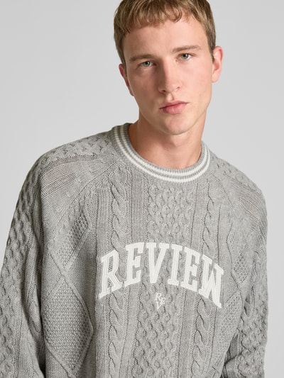 REVIEW Strickpullover mit Label-Stitching Hellgrau Melange 3