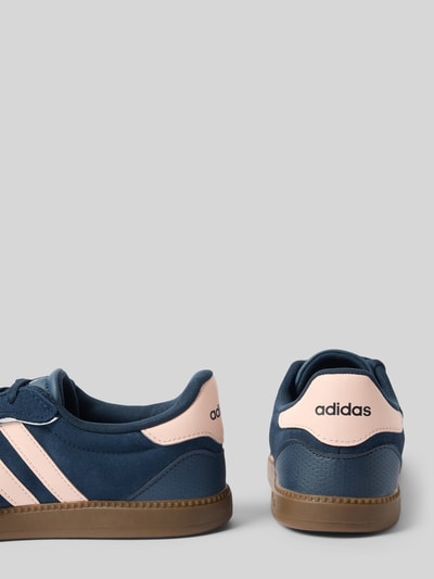 Produktfoto, Sneaker met vetersluiting van adidas Sportswear met leermix, afgeronde punt, labeldetail, structuurzool, hakhoogte 2 cm, schachthoogte 7 cm, schachtbreedte 6 cm.