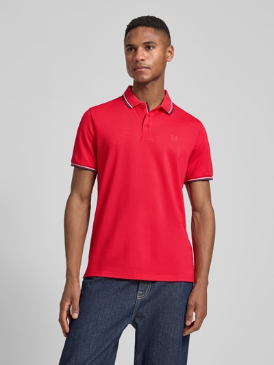 Męski model nosi Modern Fit Poloshirt mit Logo-Print Modell 'Keep Dry' od RAGMAN, bawełniana mieszanka, krótka listwa guzikowa, logo-print, perspektywa: widok całej sylwetki z przodu.
