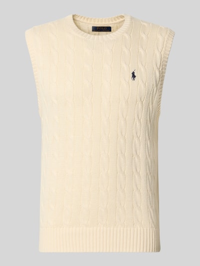 Produktfoto, cremefarbener Regular Fit Pullunder aus reiner Baumwolle von Polo Ralph Lauren mit Zopfstrickmuster vor grauem Hintergrund.