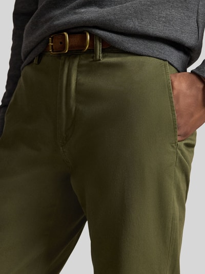 Mężczyzna nosi proste spodnie z mieszanki bawełny 'Gerade Hose aus Baumwoll-Mix' od Polo Ralph Lauren w kolorze oliwkowym, zbliżenie na biodra.