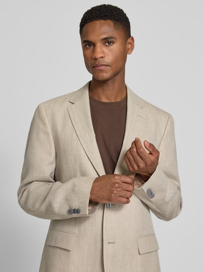 Männermodel trägt Regular Fit Anzugsakko aus Leinen-Mix Modell 'JASPER' von BOSS in Beige-Melange mit Reverskragen, Nahaufnahme Oberkörper.