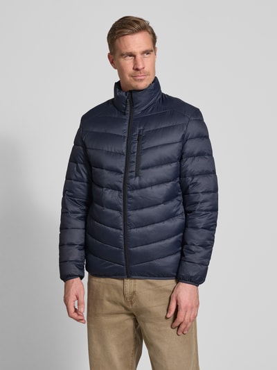 Männermodel trägt Regular Fit Steppjacke mit vertikaler Reißverschlussbrusttasche von Tom Tailor Denim, Optik: Unifarben, Stehkragen, Ganzkörperansicht von vorne.