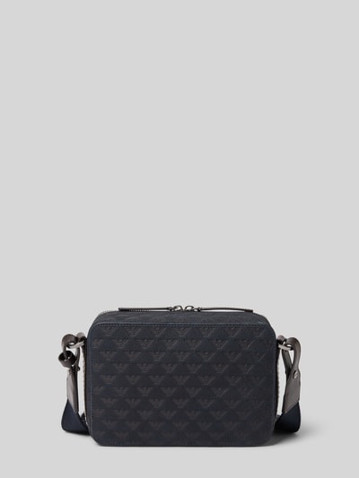 Produktfoto, Umhängetasche mit Logo-Muster von Emporio Armani in Dunkelblau, kompakte Form, strukturierte Oberfläche, silberner Reißverschluss, verstellbarer Schulterriemen, Maße: 22x16x6 cm, dezente Label-Applikation