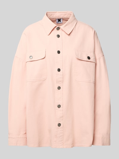Produktfoto, Oversized Hemdjacke mit Brusttaschen von Karo Kauer aus reiner Baumwolle, rosa Farbe, Knopfleiste, Umlegekragen, strukturierte Oberfläche
