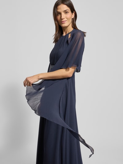 Frauenmodel trägt Stola aus Chiffon mit Knopfverschluss von Vera Mont, fließender Stoff in Dunkelblau, Ganzkörperansicht von vorne.