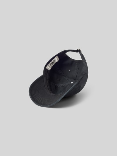Produktfoto, Basecap mit Label-Stitching von Forét in dunklem Denim-Look mit verstärktem Schirm, sichtbaren Steppnähten und verstellbarem Riegel.