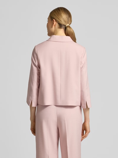 Modelka nosi Regular Fit Blazer aus Viskose-Mix mit Pattentaschen od More & More, jasnoróżowy, tkanina z dodatkiem stretchu, kołnierz wykładany, zapięcie na guziki, kieszenie z patkami, długość pleców w rozmiarze 36: 51 cm, szerokość w rozmiarze 36: 47 cm, długość rękawa w rozmiarze 36: 46 cm, widok całej sylwetki od tyłu