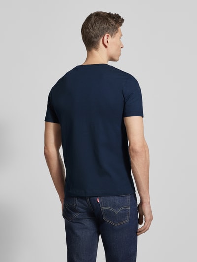 Männermodel trägt Regular Fit T-Shirt aus reiner Baumwolle von Tom Tailor Denim in Dunkelblau, unifarben, kurzarm, Rückenansicht Ganzkörperansicht.