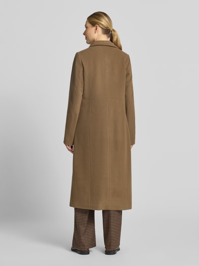 Vrouwenmodel draagt lange jas Regular fit met opstaande kraag, steekzakken, Materiaalmix met scheerwol, Model 'NADA' van Milo Coats, ruglengte maat 36 118 cm, schouderbreedte 40 cm, borstwijdte 47 cm, mouwlengte 67 cm, Ganzkörperansicht Rückansicht.