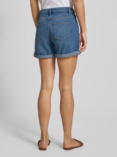 Frauenmodel trägt Regular Fit Shorts im 5-Pocket-Design Modell 'Miley' von Noisy May aus reiner Baumwolle, Farbe Blau, Ganzkörperansicht Rückansicht.