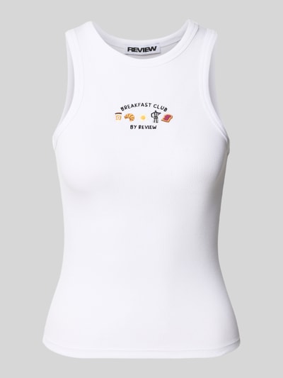 Produktfoto, weißes Tanktop mit Rundhalsausschnitt von REVIEW aus Baumwoll-Elasthan-Mix, fein gerippte Struktur, eng anliegende Passform, Rückenlänge 51 cm bei Größe S.