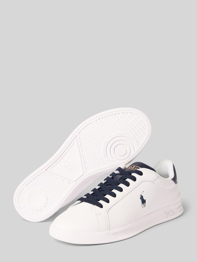 Produktfoto, Low Top Sneaker aus echtem Leder Modell 'HERITAGE COURT II' von Polo Ralph Lauren, unifarbenes Weiß mit Logo-Print, strukturierte Sohle, Glattleder-Oberfläche, flache Absatzform, Schnürung, abgerundete Schuhspitze