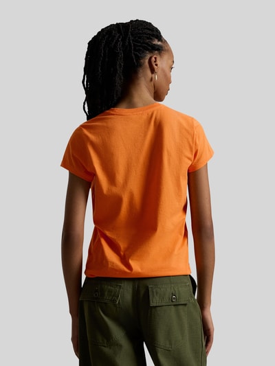 Modelka nosi T-Shirt mit Label-Stitching od Polo Ralph Lauren, bawełna, krój regular fit, pomarańczowy, widok całej sylwetki z tyłu