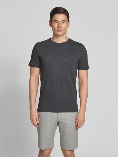 Męski model nosi Regular Fit T-Shirt aus reiner Baumwolle von s.Oliver RED LABEL, melanżowy, z kieszonką na piersi, krój regular fit, bawełna, widok całej sylwetki z przodu.