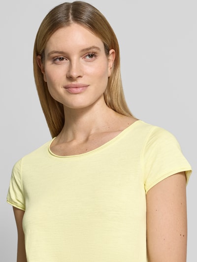 Vrouwenmodel draagt Regular Fit T-Shirt aus reiner Baumwolle van Tom Tailor in mêlee look, boothals, korte mouw, jersey, puur katoen. Nahaufnahme bovenlichaam.
