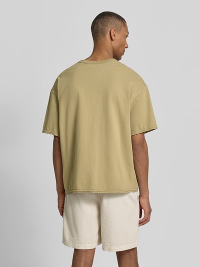 Männermodel trägt Herren T-Shirt mit überschnittenen Schultern Modell 'FAZY' von American Vintage aus Reine Baumwolle, Loose-Fit, Rückenansicht.