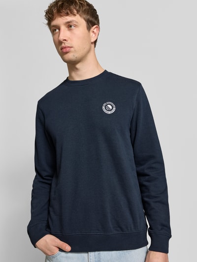 Mannelijk model draagt Regular Fit Pullover met Logo-Stitching model 'Kane' van Blend in katoenmix, ronde hals, elastische boorden, donkerblauw, bovenlichaam van voren