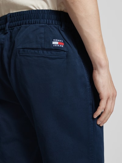 Tommy Jeans Tapered Fit Bundfaltenhose mit elastischem Bund Marine 3