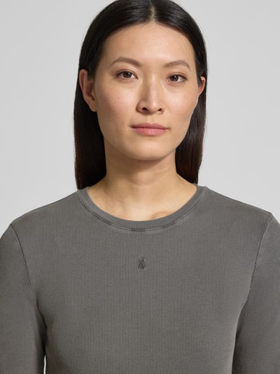 Frauenmodel trägt körpernahes Freizeitkleid aus Baumwoll-Mix Modell 'SEHAARAA' von Armedangels, grauer Ripp, Label-Stitching-Applikation, Nahaufnahme Oberkörper, Used-Look Optik