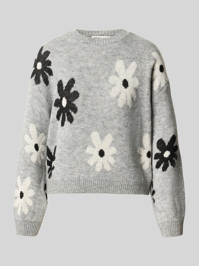 Produktfoto, grauer Regular Fit Pullover mit Allover-Muster Modell 'FREESIA' von ONLY, weiße und schwarze Blumen, Damen Pullover von ONLY