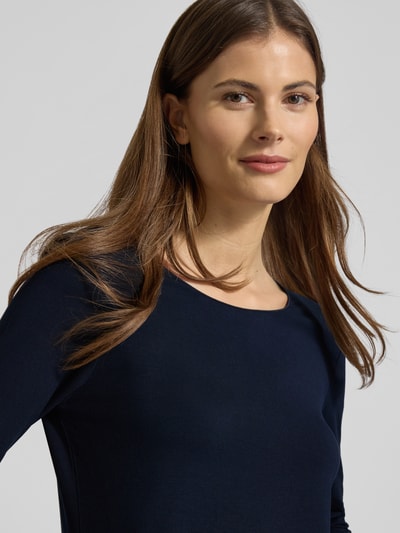 Frauenmodel trägt Regular Fit Longsleeve aus Viskose-Mix Modell 'Kirose' von Someday in Dunkelblau, Nahaufnahme Oberkörper, 7/8-Arm, Rundhalsausschnitt.