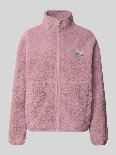 Produktfoto, Regular Fit Jacke aus Teddyfell Modell 'Hoktown' von American Vintage in Rosa mit Stehkragen, Logo-Patch und Reißverschluss.