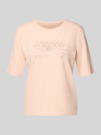 Produktfoto, T-Shirt mit Ziersteinbesatz und Rundhalsausschnitt von Marc Cain, damski t-shirt z bawełny, krój regular fit, obszycie ozdobnymi kamieniami, okrągły dekolt, długość tyłu w rozmiarze 36: 58 cm