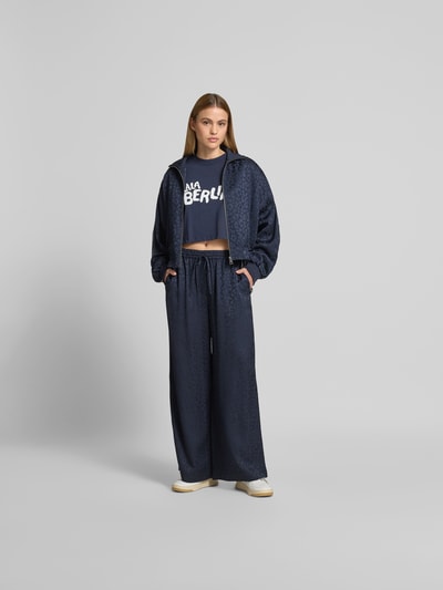 Frauenmodel trägt Cropped T-Shirt mit Logo-Print von Lala Berlin aus Reine Baumwolle, dunkles Blau, Halbarm, Rundhalsausschnitt, Ganzkörperansicht von vorne