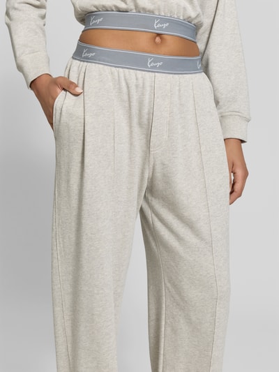 Frauenmodel trägt Wide Fit Sweatpants mit Logo-Stitching von Kenzo in Beige, Frottee-Optik, reine Baumwolle, elastischer Bund, Nahaufnahme Oberkörper
