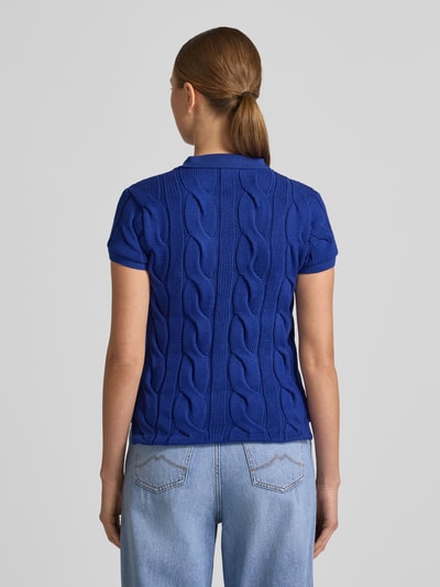 Kobiece model prezentuje Koszulkę polo z wyhaftowanym logo od Polo Ralph Lauren z czystej bawełny, krój regular fit, widok z tyłu.