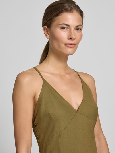 Frauenmodel trägt Regular Fit Leinenkleid mit Viskose-Anteil von Rinascimento, V-Ausschnitt, Spaghettiträger, Leinen-Mix, Nahaufnahme Oberkörper.