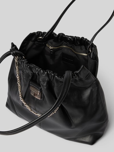 Produktfoto, Tote Bag aus echtem Lammleder von Marc Jacobs in Schwarz mit Magnetverschluss, schmalen Schulterhenkeln, Raffungen, Logo-Detail, Hauptfach und Maßen 37 cm Breite, 31 cm Länge, 12 cm Tiefe.