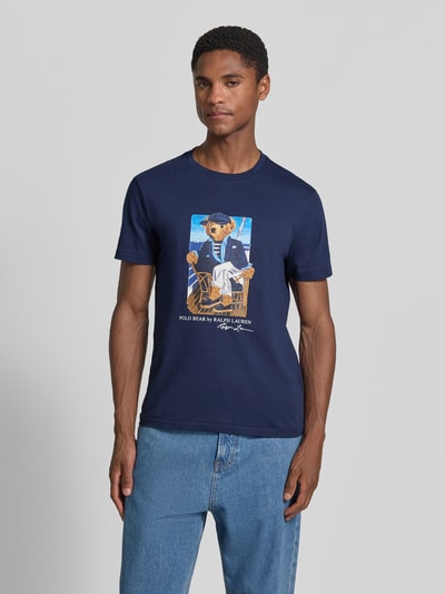 Männermodel trägt dunkelblaues Slim Fit T-Shirt aus reiner Baumwolle mit Polo-Bear-Print von Polo Ralph Lauren, Herren T-Shirt, Ganzkörperansicht von vorne.