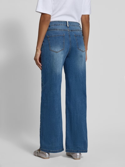 Kobiece modelka nosi Jeans mit 5-Pocket-Design od Buena Vista, luźny krój, bawełna z wiskozą, całkowity widok z tyłu.