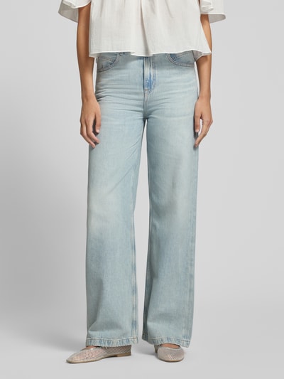 Frauenmodel trägt Wide & Loose Fit Jeans von BOSS Orange in hellem Blau, lockere Passform, glatte Struktur, Ganzkörperansicht von vorne.