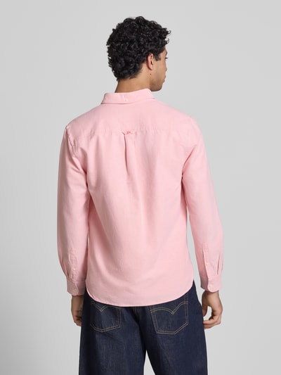 Mężczyzna nosi Regular Fit Freizeithemd mit Logo-Stitching od Superdry, bawełna, krój regular fit, różowy, widok całej sylwetki z tyłu