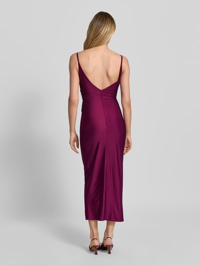 Frauenmodel trägt Cocktailkleid mit Spaghettiträgern und V-Ausschnitt von TROYDEN COLLECTION aus Satin im Körpernaher-Schnitt, Midikleid, hinten V-Ausschnitt und Rückenreißverschluss, Rückenlänge 125 cm, Brustweite 37 cm, Ganzkörperansicht Rückansicht.
