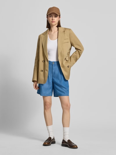 Kobiece modelka nosi szorty jeansowe Relaxed Fit Jeansshorts aus Baumwoll-Lyocell-Mix Modell 'BEA' od Only, kolor jasny denim, wpuszczane kieszenie, zakładka w pasie, elastyczny pas, zapięcie na guzik i zakryty zamek błyskawiczny, mieszanka bawełny i lyocellu, efekt stylizowany na denim, całkowity widok z przodu.