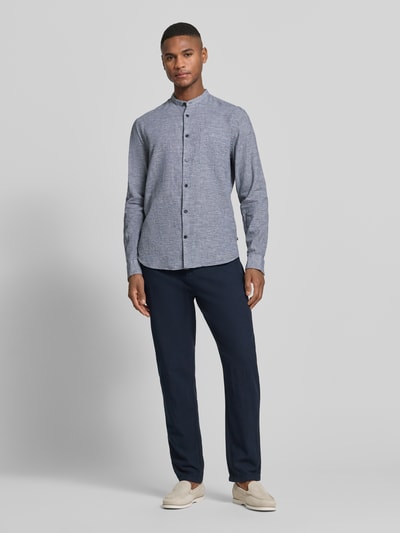 Männermodel trägt Regular Fit Leinenhemd mit Brusttasche Modell 'Atrostol' von Matinique, grau-blau, Baumwolle-Leinen-Mix, Ganzkörperansicht von vorne.